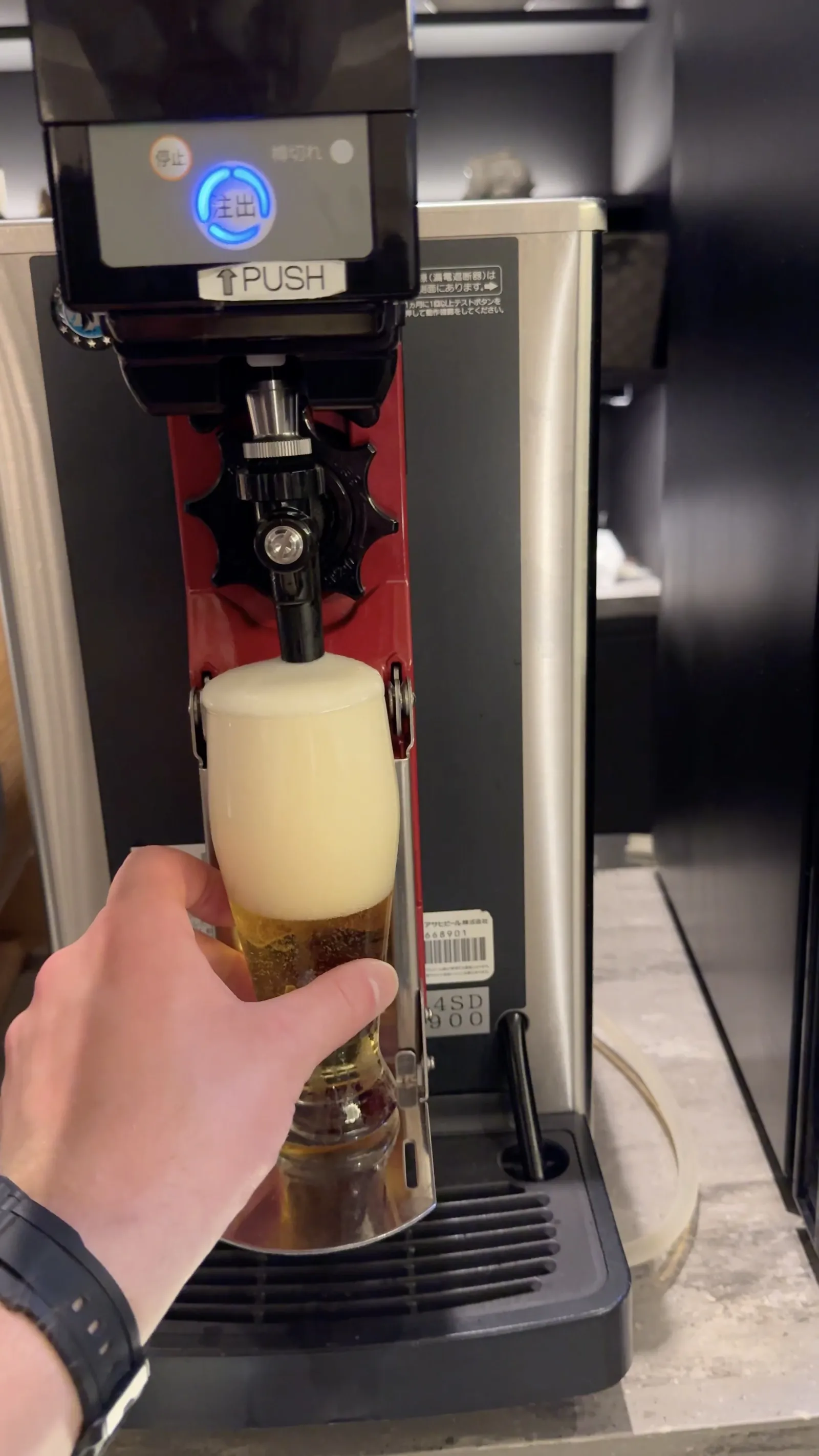 Finishing the glass with a thick head of foam.