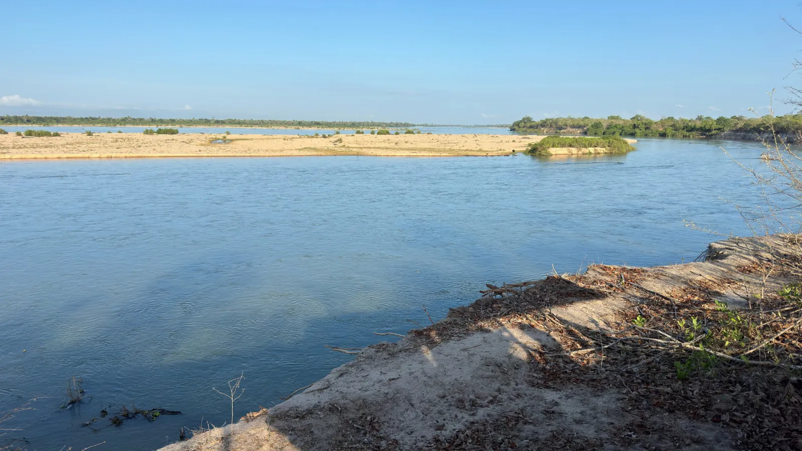 The broad Rufiji River and its sandbanks in Nyerere.
