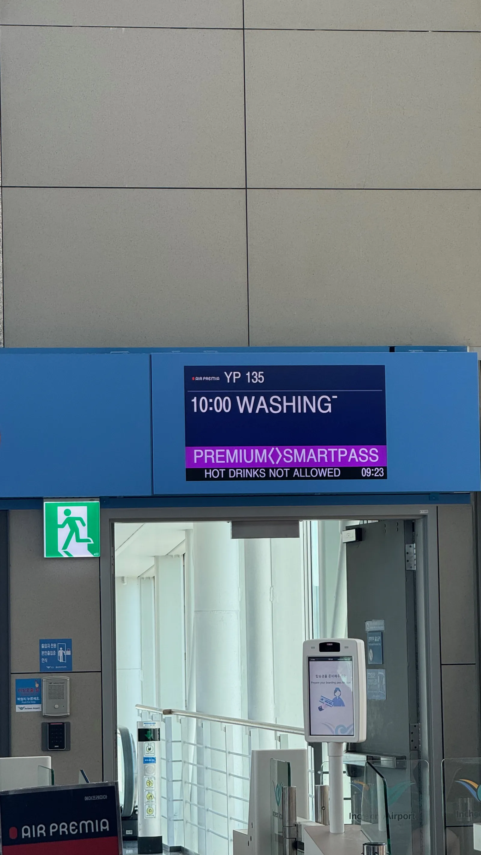 The gate display for YP135 to Washington, with Premium SmartPass boarding.